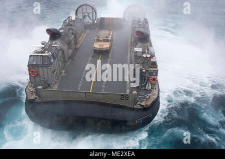 180417-N-FF 029-016 SASEBO, Japan (17. April 2018) Landing Craft air cushion (LCAC) 29, zugeordnet zu den Naval Beach (NBU) 7, disembarks das Deck des Amphibious Assault ship USS BONHOMME RICHARD (LHD6). Die ausschiffung Marken NBU 7 der endgültigen Bereitstellung mit Bonhomme Richard, wie das Schiff bereitet sich für eine homeport Verschiebung zu San Diego nach sechs Jahren vorwärts zu Sasebo, Japan eingesetzt. (U.S. Marine Foto von Mass Communication Specialist 3. Klasse Daniel Charest/Freigegeben) Stockfoto