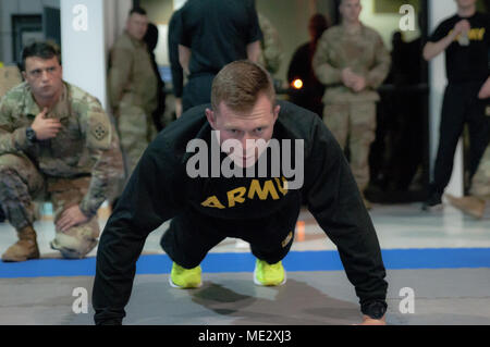 Spezialist Lane Watt, 702Nd Engineer Company, 412 Ingenieur Theater Befehl, bereitet die Push-up Ereignis, das während der Armee körperliche Fitness Test während der 2018 wichtigsten Command-Level besten Krieger Konkurrenz an der Devens finden Kräfte Training Bereich abgeschlossen am 17. April 2018. Watt ist im Wettbewerb gegen andere niedriger - Soldaten Soldaten der Titel von 412 TEC besten Krieger zu erwerben. (U.S. Armee Foto von Sgt. 1. Klasse Kenneth Upsall) Stockfoto