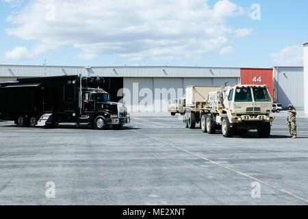 Die Teilnehmer der Prominenten Hunt 18-1 Übung bereiten Sie die Vorwärts Operating Base in Burbank, CA., 16. April 2018 einstellen. Die Prominente Hunt 18-1 Übung bringt in Bundes-, Landes- und lokalen Agenturen den entgegenkommenden 20 CBRNE Boden Kollektion Team zu bestätigen sowie die anderen Mitglieder der Task Force kollektive und individuelle Training als Teil der Nationalen Technischen nuklearen Forensik (NTNF) Sammlung Task Force (GCTF). (U.S. Armee Foto von SPC. Joseph Freund) Stockfoto