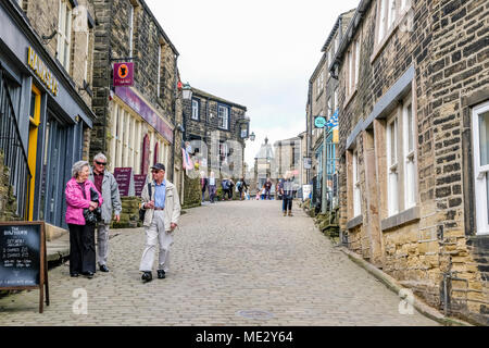 Main Street im Dorf von Haworth, in der Nähe von Bradford, der Heimat der berühmten bronte Familie. Stockfoto