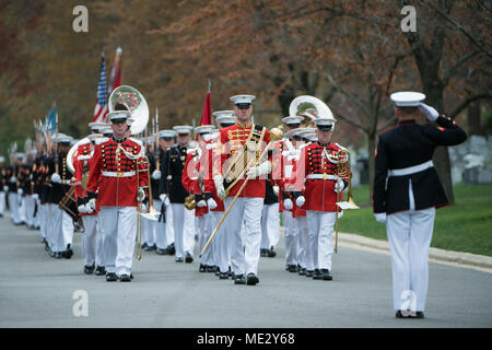 Marines aus dem Marine Kaserne, Washington, D.C. (8 und I), das United States Marine Band", "der Präsident selbst', und die 3d-US Infanterie Regiment (Alte Garde) Caisson Platoon in der vollen Ehren Begräbnis des US Marine Corps Oberst Wesley Fox in Abschnitt 55 von Arlington National Cemetery, Arlington, Virginia, 17. April 2018 teil. Die anwerbung in der Marine Corps im Jahre 1950, im Alter von 18 Jahren, Fox Erhielt die Ehrenmedaille 1971 erfolgreich seine Firma durch einen feindlichen Angriff während des Vietnam Krieges. Als erster Leutnant, er eine Firma, die auf die LED würde leiden 75 Prozent causali Stockfoto