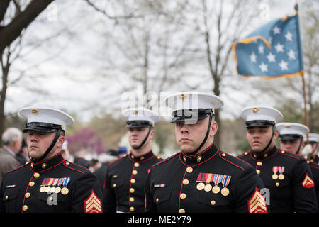 Marines aus dem Marine Kaserne, Washington, D.C. (8 und I), das United States Marine Band", "der Präsident selbst', und die 3d-US Infanterie Regiment (Alte Garde) Caisson Platoon in der vollen Ehren Begräbnis des US Marine Corps Oberst Wesley Fox in Abschnitt 55 von Arlington National Cemetery, Arlington, Virginia, 17. April 2018 teil. Die anwerbung in der Marine Corps im Jahre 1950, im Alter von 18 Jahren, Fox Erhielt die Ehrenmedaille 1971 erfolgreich seine Firma durch einen feindlichen Angriff während des Vietnam Krieges. Als erster Leutnant, er eine Firma, die auf die LED würde leiden 75 Prozent causali Stockfoto