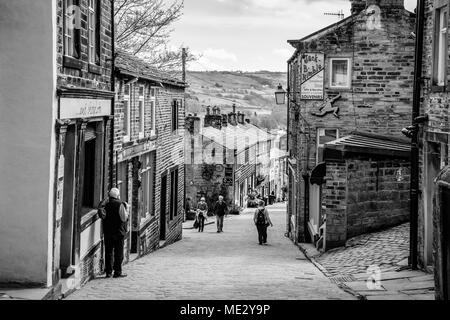 Main Street im Dorf von Haworth, in der Nähe von Bradford, der Heimat der berühmten bronte Familie. Stockfoto