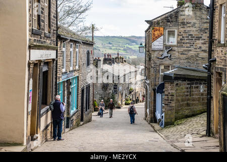 Main Street im Dorf von Haworth, in der Nähe von Bradford, der Heimat der berühmten bronte Familie. Stockfoto