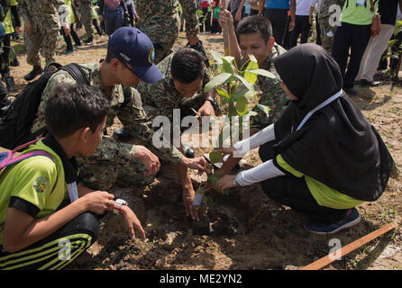 180418-N-OU 129-113 KUALA LUMPUR, Malaysia (18. April 2018) Die gemeinsamen Kräfte unterstützen Pacific Partnership 2018 (PP18) Bäume pflanzen mit einheimischen Studenten während einer River Restoration Projekt in der Nähe von Kuala Lumpur, Malaysia als Teil der pazifischen Partnerschaft 2018 (PP18). PP18's Mission ist es, gemeinsam mit Gastgeber und Partner Nationen zu arbeiten regionaler Interoperabilität und Disaster Response Funktionen, mehr Stabilität und Sicherheit in der Region zu stärken, und neue und dauerhafte Freundschaften in der gesamten indopazifischen Region fördern. Pazifische Partnerschaft, der nun in seinem 13. Iteration, ist die größte jährliche Multinationa Stockfoto