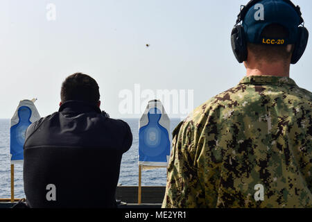 180417-N-QR 145-041 MITTELMEER (17.04.2018) Master-at-Arms 3. Klasse Michael Taylor, rechts, Trainer Elektroniker 2. Klasse Carlos Zerna während einer Live-fire Übung an Bord der Blue Ridge-Klasse Command und Control Schiff USS Mount Whitney (LCC 20) April 17, 2018. Mount Whitney, Vorwärts- und Gaeta, Italien eingesetzt, arbeitet mit einer kombinierten Mannschaft der US Navy Military Sealift Command Segler und öffentlichen Dienst Seemänner. (U.S. Marine Foto von Mass Communication Specialist 3. Klasse Krystina Coffey/Freigegeben) Stockfoto