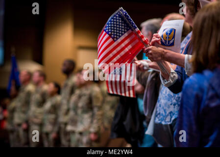 Soldaten füllen die Sitze, als Familie und Freunde jubeln während der Bereitstellung Zeremonie für die North Carolina National Guard's (NCNG)1-130 th Angriff Reconnaissance Bataillon (1-130 th ARB) und Det. 1B Co 638th Aviation Support Bataillon, an der Hoffnung der Gemeinschaft der Kirche, in Raleigh, North Carolina, 17. April 2018. Fast 300 Soldaten der Einheit wird als Aviation task force battalion Hauptquartier zur Unterstützung der Operation, die die Freiheit des Sentinel über Zug, Beraten und Unterstützen den Befehl - Süden (Taac-S) zur Unterstützung der Vereinigten Staaten Streitkräfte und der afghanischen nationalen Verteidigungs- und Sicherheitskräfte, um en dienen. Stockfoto