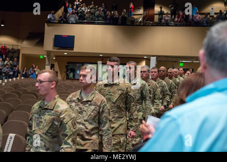 Soldaten füllen die Sitze, als Familie und Freunde jubeln während der Bereitstellung Zeremonie für die North Carolina National Guard's (NCNG)1-130 th Angriff Reconnaissance Bataillon (1-130 th ARB) und Det. 1B Co 638th Aviation Support Bataillon, an der Hoffnung der Gemeinschaft der Kirche, in Raleigh, North Carolina, 17. April 2018. Fast 300 Soldaten der Einheit wird als Aviation task force battalion Hauptquartier zur Unterstützung der Operation, die die Freiheit des Sentinel über Zug, Beraten und Unterstützen den Befehl - Süden (Taac-S) zur Unterstützung der Vereinigten Staaten Streitkräfte und der afghanischen nationalen Verteidigungs- und Sicherheitskräfte, um en dienen. Stockfoto