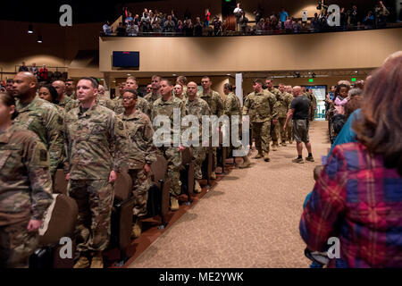 Soldaten füllen die Sitze, als Familie und Freunde jubeln während der Bereitstellung Zeremonie für die North Carolina National Guard's (NCNG)1-130 th Angriff Reconnaissance Bataillon (1-130 th ARB) und Det. 1B Co 638th Aviation Support Bataillon, an der Hoffnung der Gemeinschaft der Kirche, in Raleigh, North Carolina, 17. April 2018. Fast 300 Soldaten der Einheit wird als Aviation task force battalion Hauptquartier zur Unterstützung der Operation, die die Freiheit des Sentinel über Zug, Beraten und Unterstützen den Befehl - Süden (Taac-S) zur Unterstützung der Vereinigten Staaten Streitkräfte und der afghanischen nationalen Verteidigungs- und Sicherheitskräfte, um en dienen. Stockfoto