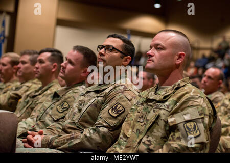 Soldaten füllen die Sitze, als Familie und Freunde jubeln während der Bereitstellung Zeremonie für die North Carolina National Guard's (NCNG)1-130 th Angriff Reconnaissance Bataillon (1-130 th ARB) und Det. 1B Co 638th Aviation Support Bataillon, an der Hoffnung der Gemeinschaft der Kirche, in Raleigh, North Carolina, 17. April 2018. Fast 300 Soldaten der Einheit wird als Aviation task force battalion Hauptquartier zur Unterstützung der Operation, die die Freiheit des Sentinel über Zug, Beraten und Unterstützen den Befehl - Süden (Taac-S) zur Unterstützung der Vereinigten Staaten Streitkräfte und der afghanischen nationalen Verteidigungs- und Sicherheitskräfte, um en dienen. Stockfoto