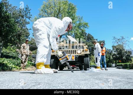 Us-Armee Pfc. Maxwell Preis ab St. Petersburg, Fl., an der 51 Unternehmen der chemischen Industrie, 48 Chemische Brigade, 20 CBRNE-Befehl zugeordnet, sammeln Boden Proben, die während der Prominenten Hunt 18-1 Übung in Burbank, CA., am 17. April 2018. Die Prominente Hunt 18-1 Übung bringt in Bundes-, Landes- und lokalen Agenturen den entgegenkommenden 20 CBRNE Boden Kollektion Team zu bestätigen sowie die anderen Mitglieder der Task Force kollektive und individuelle Training als Teil der Nationalen Technischen nuklearen Forensik (NTNF) Sammlung Task Force (GCTF). (U.S. Armee Foto von Joseph Freund) Stockfoto