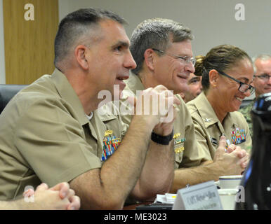 JACKSONVILLE, Fla. (16. April 2018) Naval Hospital Jacksonville befehlshabenden Offizier, Kapitän Matthew Fall (links), zusammen mit dem Executive Officer Kapitän William Todd und Direktor der Chirurgischen Dienstleistungen Kapitän Carol Burroughs, spricht über die strategischen Möglichkeiten (einschließlich militärisch-zivile Partnerschaften) Bereitschaft, während ein Executive steering Tagung des Rates mit der Unternehmensleitung am 16. April zu verbessern. Die Führungskräfte Unterstaatssekretär der Marine Thomas Modly inbegriffen; Vice Adm. Forrest Faison, U.S. Navy Surgeon General; Vice Adm. Rocky Bono, Direktor, Verteidigung Gesundheit Agentur; und hinten Adm. Anne Swap Stockfoto