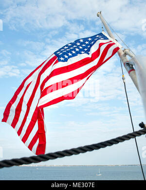 180418-N-JU 894-0027 Norfolk, VA (18. April 2018) Die Flagge an Bord der USS George H.W. Bush (CVN 77) wird auf Halbmast ehemalige First Lady Barbara Bush, Frau des Schiffes Namensvetter, der am 17. April übergeben zu ehren. Das Schiff ist im Hafen in Norfolk, Virginia, Durchführung von sustainment Übungen Träger bereit zu halten. (U.S. Marine Foto von Mass Communication Specialist 3. Klasse Brooke Macchietto) Stockfoto