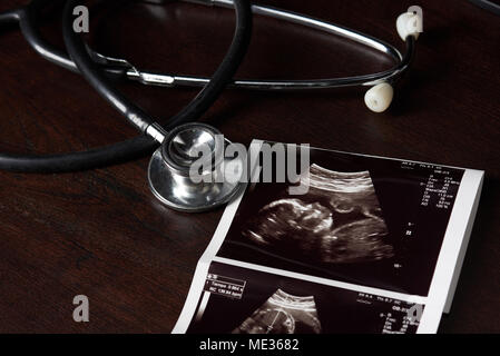 Close-up Stethoskop und Ultraschall auf hölzernen Hintergrund Stockfoto