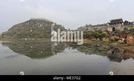 Xijiang, China - 25. März 2018: Panorama der antiken Stadt Qingyan in Guizhou, China Stockfoto