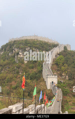 Xijiang, China - 25. März 2018: Panorama der antiken Stadt Qingyan in Guizhou, China Stockfoto