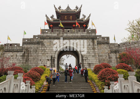 Xijiang, China - 25. März 2018: Eingang der alten Stadt Qingyan in Guizhou, China Stockfoto