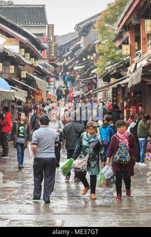 Xijiang, China - 25. März 2018: Touristen, die in der antiken Stadt Qingyan in Guizhou, China Stockfoto