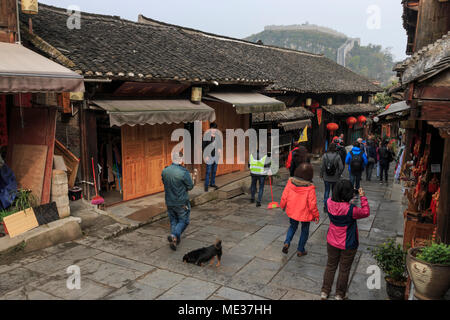 Xijiang, China - 25. März 2018: Touristen, die in der antiken Stadt Qingyan in Guizhou, China Stockfoto