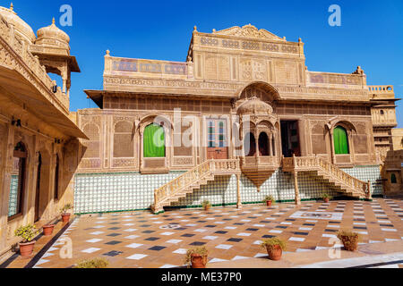 Schöne Rajasthan Architektur Kunst Arbeit von Mandir Palace Jaisalmer - ein königliches Erbe Gebäude und beliebtes Touristenziel. Stockfoto