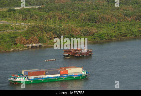 Elementekahn Transportbehälter auf dem Saigon River Boote, Ho Chi Minh City (Saigon), Vietnam Stockfoto