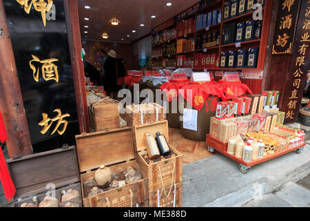 Xijiang, China - 25. März 2018: Geschäft mit der berühmten maotai sorghum Spirituosen in Qingyan antike Stadt in Guizhou, China Stockfoto