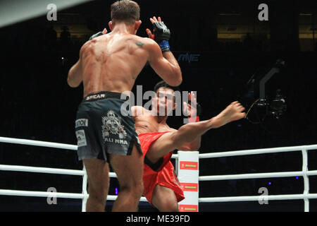 Pasay City, Philippinen. 20 Apr, 2018. Kevin Belingon versucht einen anderen Kick zu den Oberschenkel von Andrew Leone zu landen. Credit: Dennis Jerome Acosta/Pacific Press/Alamy leben Nachrichten Stockfoto