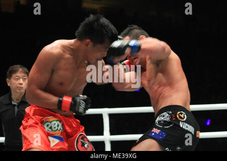 Pasay City, Philippinen. 20 Apr, 2018. Honorio Banario landet einen sauberen Schlag in das Gesicht von Adrian Pang Credit: Dennis Jerome Acosta/Pacific Press/Alamy leben Nachrichten Stockfoto