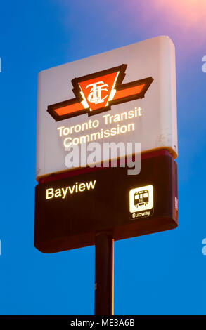 Die TTC (Toronto Transit Commission) U-Bahn Zeichen für die Bayview Station entlang der Linie 4 Sheppard U-Bahnlinien in Toronto, Ontario, Kanada. Stockfoto