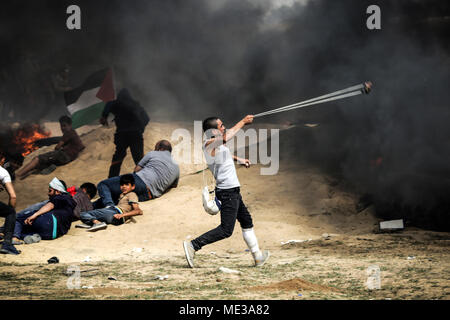 Jabalya, in Gaza. 20 Apr, 2018. Eine palästinensische Demonstranten werfen Steine bei Zusammenstößen in der Nähe der Grenze mit Israel im Osten von Gaza, den 20. April 2018. Nach Berichten, 4 Palästinenser jugendliche Demonstranten wurden durch israelische Kugeln und mehr als 120 andere während der Zusammenstöße in der Nähe der Grenze zwischen Israel und dem Gazastreifen Verwundeten getötet. Die demonstranten Plan für das Recht der palästinensischen Flüchtlinge im Nahen Osten zu Häusern, die sie im Krieg um die Schöpfung 1948 von Israel flohen zurück zu rufen. Credit: nidal Alwaheidi/Pacific Press/Alamy leben Nachrichten Stockfoto
