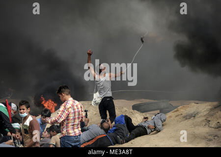 Jabalya, in Gaza. 20 Apr, 2018. Eine palästinensische Demonstranten werfen Steine bei Zusammenstößen in der Nähe der Grenze mit Israel im Osten von Gaza, den 20. April 2018. Nach Berichten, 4 Palästinenser jugendliche Demonstranten wurden durch israelische Kugeln und mehr als 120 andere während der Zusammenstöße in der Nähe der Grenze zwischen Israel und dem Gazastreifen Verwundeten getötet. Die demonstranten Plan für das Recht der palästinensischen Flüchtlinge im Nahen Osten zu Häusern, die sie im Krieg um die Schöpfung 1948 von Israel flohen zurück zu rufen. Credit: nidal Alwaheidi/Pacific Press/Alamy leben Nachrichten Stockfoto