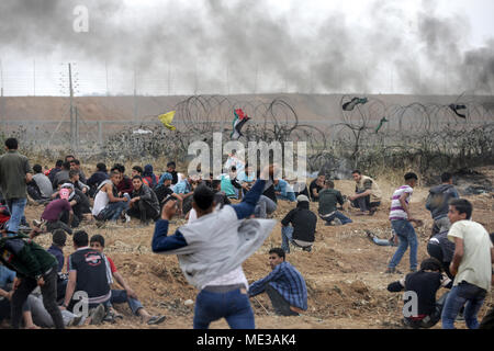 Jabalya, in Gaza. 20 Apr, 2018. Eine palästinensische Demonstranten werfen Steine bei Zusammenstößen in der Nähe der Grenze mit Israel im Osten von Gaza, den 20. April 2018. Nach Berichten, 4 Palästinenser jugendliche Demonstranten wurden durch israelische Kugeln und mehr als 120 andere während der Zusammenstöße in der Nähe der Grenze zwischen Israel und dem Gazastreifen Verwundeten getötet. Die demonstranten Plan für das Recht der palästinensischen Flüchtlinge im Nahen Osten zu Häusern, die sie im Krieg um die Schöpfung 1948 von Israel flohen zurück zu rufen. Credit: nidal Alwaheidi/Pacific Press/Alamy leben Nachrichten Stockfoto