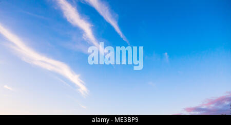 Blauer Himmel mit gestreiften Zirruswolken, natürliche Hintergrund Foto Stockfoto