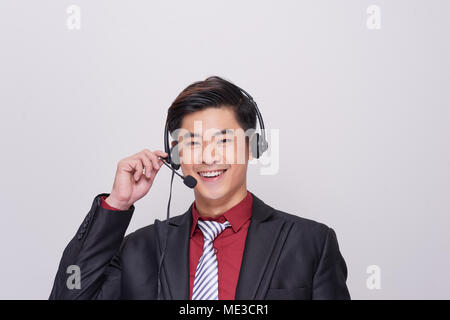 Jungen asiatischen Mann in Anzug Tragen eines Headsets Stockfoto