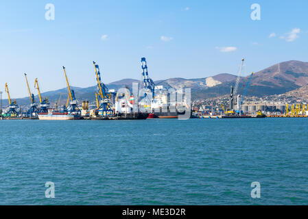 Noworossijsk, Russland - 22. August 2015: Cargo Kran im Hafen von Noworossijsk Stockfoto