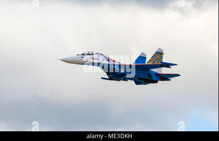 Schukowski - 26. AUGUST 2015: Kunstflugstaffel zeigt Demonstration Flug bei MAKS 2015. Stockfoto