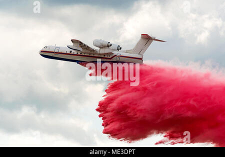 Flying Luftfeuerbekämpfung gießen Sie Wasser über dem Feuer Stockfoto