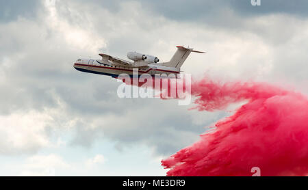 Flying Luftfeuerbekämpfung gießen Sie Wasser über dem Feuer Stockfoto