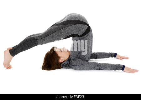 Junge Frau Yoga Asana Halasana oder Pflug Pose isoliert auf weißem Hintergrund Stockfoto