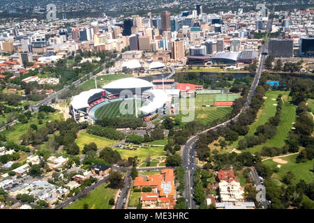 Luftaufnahme von Adelaide Oval und der Stadt in Südaustralien Stockfoto