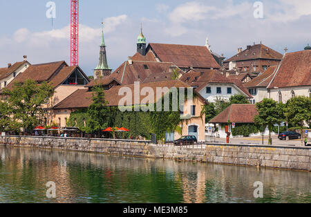 Solothurn, Schweiz - 19 Juli, 2013: Die Aare und die Gebäude der Stadt Solothurn zusammen. Die Stadt Solothurn ist die Hauptstadt der Sw Stockfoto