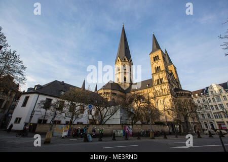 Münsterplatz oder Bonn Kathedrale in Bonn, Nordrhein-Westfalen, Deutschland. Stockfoto