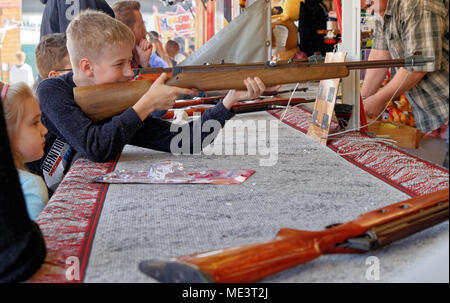 Braunschweig, Niedersachsen, 15 April, 2018: Junge mit einem geladenen Gewehr auf einen Schießstand, Messegelände Stockfoto