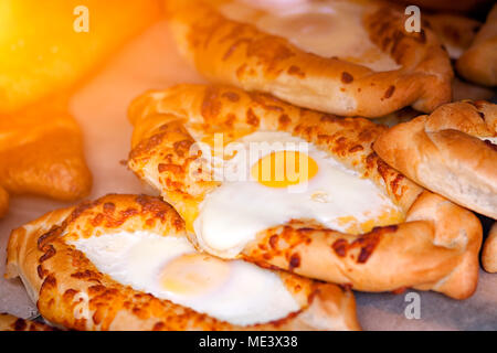 Nahaufnahme der frische und köstliche frisch gebackene khachapuri Brötchen mit Ei in geraden Reihen Stockfoto