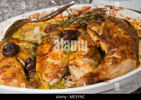 Gebratene Hähnchenschenkel mit Pilzen und Rosmarin im provenzalischen Stil Stockfoto