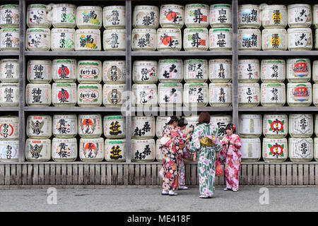 Übersetzung: Mädchen im Kimono vor der Trommeln oder Fässer von Sake (japanischer alkoholische Getränke) an tsurugaoka Schrein. In Kamakura, Februar 2018 berücksichtigt. Stockfoto