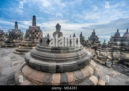 Perforierte Stupas, die Buddha Statuen auf der kreisförmigen Dachterrassen des 9. Jahrhunderts Borobudur buddhistischen Tempel, Zentraljava, Indonesien Stockfoto