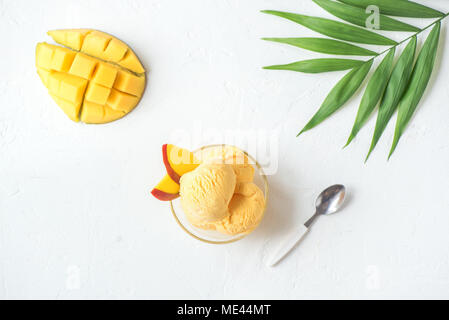 Mango Eiscreme oder Sorbet in der Schüssel. Hausgemachte Obst mango Eis auf weißem Hintergrund, kopieren. Stockfoto