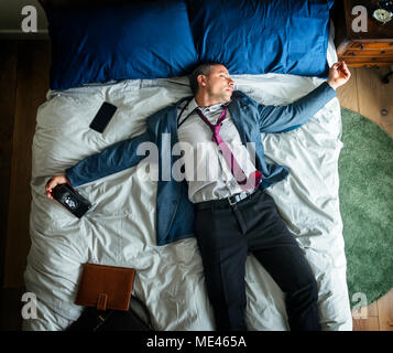 Betrunken business Mann Einschlafen, sobald er nach Hause kam Stockfoto