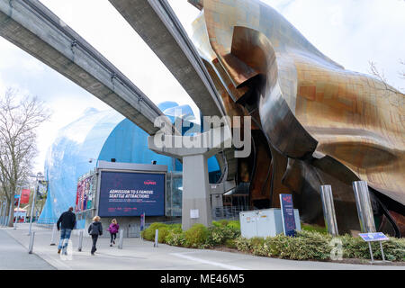 Seattle, Washington - April 9, 2018: Das Museum der Pop Kultur (MoPOP) und der Monorail in Seattle. Stockfoto